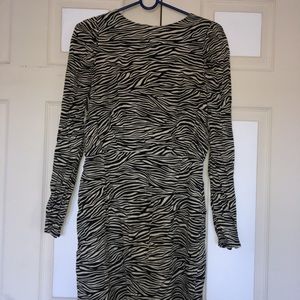H&M Black and White L/sleeve print dress (open back) Size:6